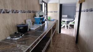 una cucina con un bancone con un lavello e un tavolo di Villa Gloria a Calimita