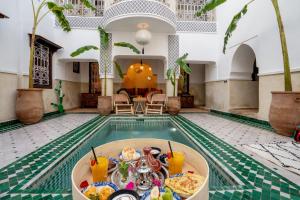 un buffet di cibo in una piscina in un hotel di Riad MedJad & Spa a Marrakech