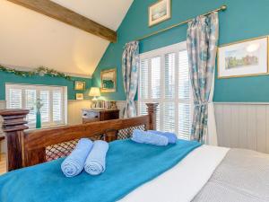um quarto com uma cama com duas toalhas em The Smithy - E5445 em Brassington