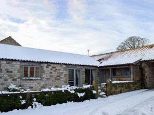 uma casa com neve no telhado em Riccal Heads em Lastingham