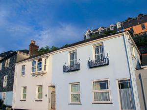 een wit huis met balkons erop bij College View 2 Upper in Kingswear