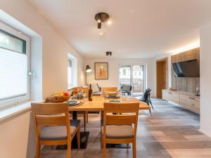 巴特霍夫加施泰因的住宿－Villa Felding top 1，厨房以及带桌椅的用餐室。