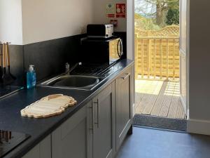 eine Küche mit einer Spüle und einer Arbeitsplatte in der Unterkunft The Old Kitchen -uk32062 in Burwarton