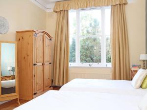 a bedroom with two beds and a window at Hamilton House in Royal Tunbridge Wells