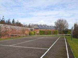 una pista de tenis frente a un edificio en Ferguson, en Warenford