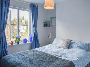 Uma cama ou camas num quarto em Blue Cottage