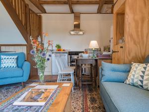 The Coach House Stables في Graveney: غرفة معيشة مع أريكة وطاولة