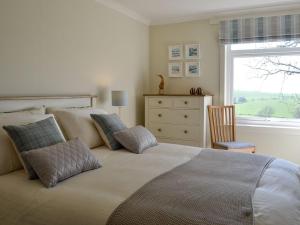 um quarto com uma cama com uma cómoda e uma janela em Yonderton Mcgill Cottage - Uk11182 em Hollybush