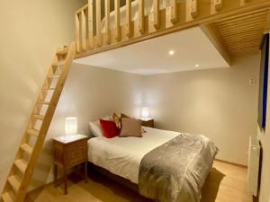 Rúm í herbergi á Holiday Home near Château de Modave
