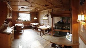 un ristorante con tavoli e sedie in una stanza di Pension Waldegg a Hippach
