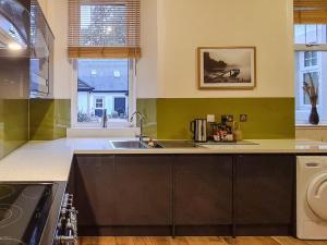 Een keuken of kitchenette bij Lochside House