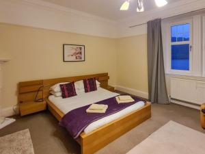 Een bed of bedden in een kamer bij Lochside House
