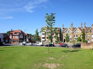 un parco con un albero nel mezzo di una città di Skyfall a Canterbury
