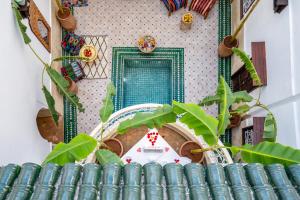 una vista sul soffitto di una camera con specchio e piante di Riad MedJad & Spa a Marrakech