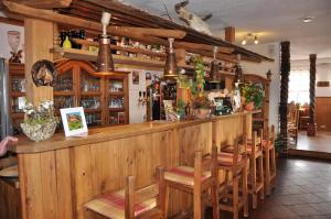 Lounge nebo bar v ubytování Steakhouse & Pension Crazy Horse