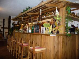 Lounge nebo bar v ubytování Steakhouse & Pension Crazy Horse