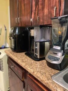 encimera de cocina con cafetera y microondas en Enhanced 2Bedroom en Williams Bridge
