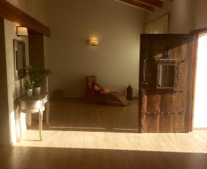 テウラーダにあるCasa San Miquel - BTBのリビングルーム(ソファ付)、木製のドア