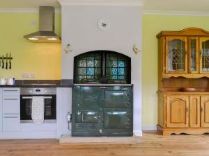 a kitchen with an old fashioned green oven in it at Loch Long View in Sallachy