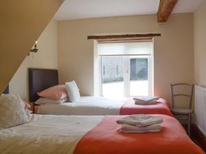 Un pat sau paturi într-o cameră la Woodland View-uk11826