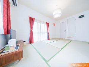 ein leeres Zimmer mit einem Schreibtisch und einem Fenster in der Unterkunft 波奈 浅草 Hana Asakusa ーSkyTree前駅まで徒歩5分ー in Tokio