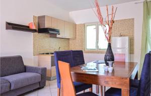 una cucina e una sala da pranzo con tavolo e sedie di Villino Gaia a Capaccio-Paestum