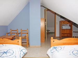 2 letti in una camera con pareti blu di Holiday resort Petersdorf, Fehmarn-Petersdorf a Petersdorf auf Fehmarn