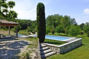 drzewo obok basenu w ogrodzie w obiekcie Holiday home with shared pool in Malaucene w mieście Malaucène +13 zdjęć