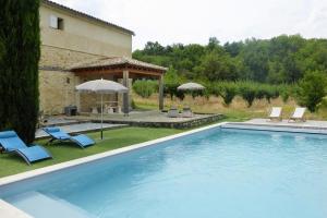 basen z 2 krzesłami i altaną w obiekcie Holiday home with shared pool in Malaucene w mieście Malaucène