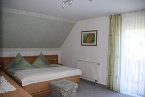 een slaapkamer met een bed en een raam bij Ferienhaus Perle am Fuße der Augustusburg in Augustusburg