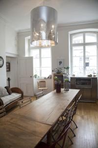 eine Küche mit einem großen Holztisch in einem Zimmer in der Unterkunft La Maison d'A Côté in Pontarlier