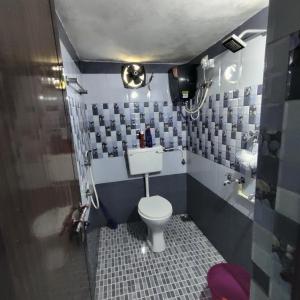 La petite salle de bains est pourvue de toilettes et d'un lavabo. dans l'établissement KARIYIL KAYALORAM HOMESTAY, à Shertallai