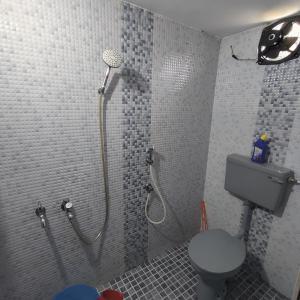 La salle de bains est pourvue d'une douche et de toilettes. dans l'établissement KARIYIL KAYALORAM HOMESTAY, à Shertallai