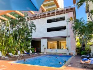 uma piscina em frente a um edifício em Charming Royal Garden condo em Honolulu