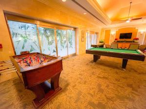 uma sala de estar com mesa de bilhar em Charming Royal Garden condo em Honolulu