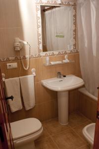 uma casa de banho com um lavatório, um WC e um espelho. em Hotel Rural Miguel Rosi em Huércal-Overa
