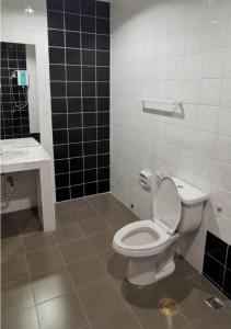 een badkamer met een toilet en een wastafel bij GO INN Pattaya in Noord Pattaya