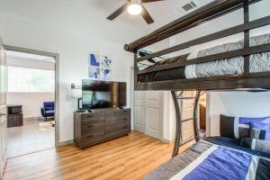 En eller flere køyesenger på et rom på Modern 6 Bedroom Smart Home Near Downtown Houston