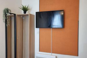 TV a/nebo společenská místnost v ubytování skyline King suites 202