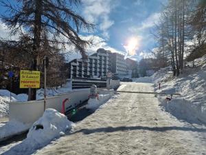 "Miramonte" appartement avec terrasse vue montagne et parking privatif sous-sol, à proximité immédiate des pistes, cœur de Vars les Claux, secteur point show avec commodités et piscine chauffée de plein air v zime