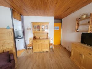 Televízia a/alebo spoločenská miestnosť v ubytovaní "Miramonte" appartement avec terrasse vue montagne et parking privatif sous-sol, à proximité immédiate des pistes, cœur de Vars les Claux, secteur point show avec commodités et piscine chauffée de plein air