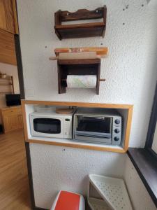 Kuchyňa alebo kuchynka v ubytovaní "Miramonte" appartement avec terrasse vue montagne et parking privatif sous-sol, à proximité immédiate des pistes, cœur de Vars les Claux, secteur point show avec commodités et piscine chauffée de plein air