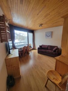 Posedenie v ubytovaní "Miramonte" appartement avec terrasse vue montagne et parking privatif sous-sol, à proximité immédiate des pistes, cœur de Vars les Claux, secteur point show avec commodités et piscine chauffée de plein air