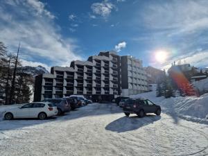 "Miramonte" appartement avec terrasse vue montagne et parking privatif sous-sol, à proximité immédiate des pistes, cœur de Vars les Claux, secteur point show avec commodités et piscine chauffée de plein air v zime