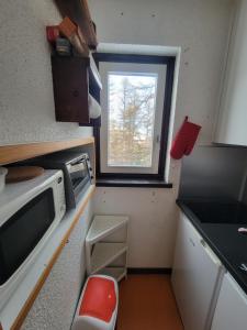 Kuchyňa alebo kuchynka v ubytovaní "Miramonte" appartement avec terrasse vue montagne et parking privatif sous-sol, à proximité immédiate des pistes, cœur de Vars les Claux, secteur point show avec commodités et piscine chauffée de plein air