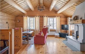 una sala de estar con paredes de madera y techo de madera. en Amazing Home In Hovet With 3 Bedrooms en Hovet