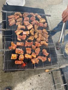 un montón de comida cocinando en una parrilla en The Hill Villas, en Phong Nha