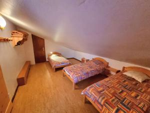 1 dormitorio con 2 camas en una habitación en Appartement Saint-Michel-de-Chaillol, 3 pièces, 7 personnes - FR-1-393-88, en Saint-Michel-de-Chaillol