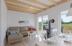 ein Wohnzimmer mit einem Sofa und einem Tisch in der Unterkunft Awesome Home In Ostseeresort Olpenitz With Sauna in Olpenitz