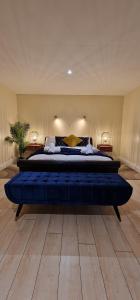 um quarto grande com uma grande cama azul num quarto em Lily Pad by Paymán Club em Royston